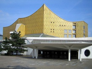 Die Berliner Philharmonie, Haupteingang. By Marcelo Jorge Vieira from Brazil (Flickr) [CC BY-SA 3.0], via Wikimedia Commons