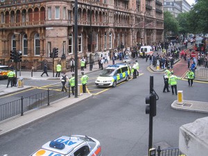 Die Londoner Polizei sperrt den Russell Square. Die Terroranschläge am 7. Juli 2005 in London waren eine Serie von islamistischen Selbstmordattentaten in London auf Zivilisten. By FrancisTyers [GFDL or CC-BY-SA-3.0], via Wikimedia Commons
