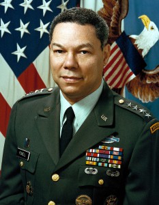 Colin Powell als Vorsitzender der Joint Chiefs of Staff (1989). By Russell Roederer (http://www.dodmedia.osd.mil/) [Public domain], via Wikimedia Commons