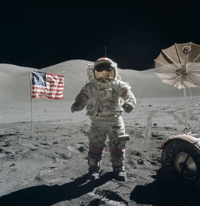 14 Dezember 1972: Eugene Cernan ist die vorerst letzte Person auf dem Mond. By NASA / Harrison H. Schmitt (NASA Images at the Internet Archive (image link)) [Public domain], via Wikimedia Commons