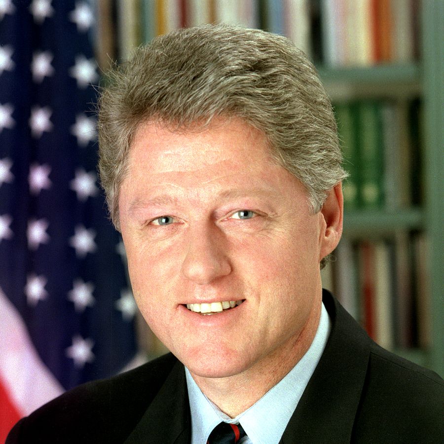 Bill Clinton wird am 3. November 1992 zum 42. Präsidenten der USA gewählt. By Original photo by Bob McNeely, The White House [1]Square by Juan Pablo Arancibia Medina (Original sourceSOURCE FROM COMMONS) [Public domain], via Wikimedia Commons