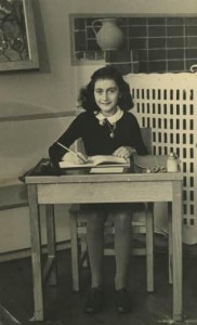 Anne Frank im Jahr 1940. By Unknown photographer; Collectie Anne Frank Stichting Amsterdam (Website Anne Frank Stichting, Amsterdam) [Public domain], via Wikimedia Commons