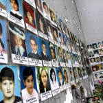 Bei der Geiselnahme von Beslan im September 2004 brachten nordkaukasische Terroristen mehr als 1100 Kinder und Erwachsene in einer Schule in der nordossetischen Stadt Beslan in ihre Gewalt. Gedenktafel für die Opfer. By aaron bird (Beslan School Number 1) [CC BY 2.0], via Wikimedia Commons