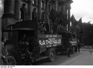 Rathenau-Gedächtnisfeier im Reichstag. Republikanische Jugend fährt an das Grab Rathenaus Juni 1923. Bundesarchiv, Bild 102-00099 / CC-BY-SA 3.0 [CC BY-SA 3.0 de], via Wikimedia Commons