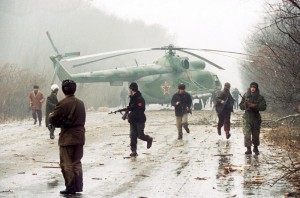 Tschetschenische Kämpfer mit einem zur Notlandung gezwungenen russischen Mil Mi-8. By Русский: Фото: Михаил Евстафьев{{energije P|Photo: Mikhail }} (Mikhail Evstafiev) [GFDL, CC-BY-SA-3.0 or CC BY-SA 2.5], via Wikimedia Commons