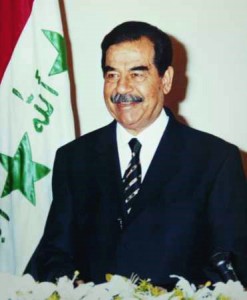 Saddam Hussein als Präsident des Irak. [Gemeinfrei], via Wikimedia Commons