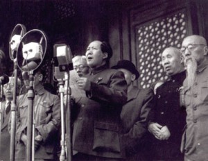 Ausrufung der Volksrepublik China am 1. Oktober 1949 durch Mao Zedong. See page for author [Public domain], via Wikimedia Commons