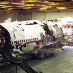 Trans-World-Airlines-Flug 800 explodiert kurz nach dem Abflug vom John F. Kennedy International Airport. By User Skybunny on en.wikipedia [Public domain], via Wikimedia Commons