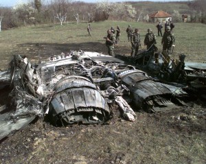 Kosovokrieg: Abgeschossene MiG-29 des Piloten Zoran Radosavljevic vom 26. März 1999 bei Ugljevik in Bosnien. By DoD photo by Spc. Tracy Trotter, U.S. Army [Public domain], via Wikimedia Commons