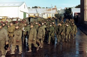 Falklandkrieg 1982: Argentinische Kriegsgefangene in Port Stanley. By Kenneth Ian Griffiths (Own work) [Public domain], via Wikimedia Commons