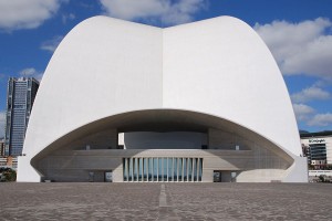 Rückseite des Auditorio de Tenerife. Wladyslaw [GFDL or CC-BY-SA-3.0], via Wikimedia Commons