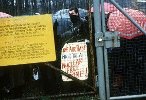 Demonstration gegen den NATO-Doppelbeschluss vor einer US-Militärbasis in der BRD. By Robert Keffer (http://www.dodmedia.osd.mil) [Public domain], via Wikimedia Commons