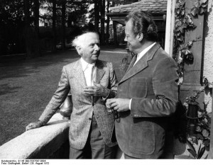 Max Ernst (links) mit Bundeskanzler Willy Brandt in dessen Olympia-Quartier in Feldafing, 1972. Bundesarchiv, B 145 Bild-F037597-0004 / Gräfingholt, Detlef / CC-BY-SA 3.0 [CC BY-SA 3.0 de], via Wikimedia Commons