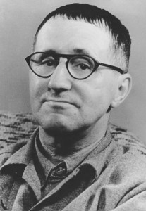 Bertolt Brecht (1954). Bundesarchiv, Bild 183-W0409-300 / Kolbe, Jörg / CC-BY-SA 3.0 [CC BY-SA 3.0 de], via Wikimedia Commons