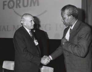 Frederik de Klerk und Nelson Mandela in Davos, Januar 1992. By Copyright World Economic Forum (www.weforum.org) [CC BY-SA 2.0], via Wikimedia Commons