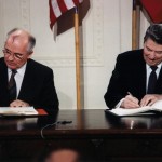 8. Dezember 1987, Weißes Haus: Michail Gorbatschow (links) und Ronald Reagan (rechts) unterzeichnen den INF-Vertrag. Wird auch als Washingtoner Vertrag über nukleare Mittelstreckensysteme bezeichnet. Vernichtung aller Flugkörper mit mittlerer und kürzerer Reichweite (500 bis 5500 Kilometer). By White House Photographic Office [Public domain], via Wikimedia Commons