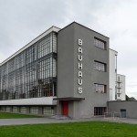 Das rekonstruierte Bauhaus-Gebäude in Dessau. Das Bauhausgebäude entstand 1925 bis 1926 nach Plänen von Walter Gropius als Schulgebäude für die Kunst-, Design- und Architekturschule Bauhaus. © Foto Josef Höckner, München