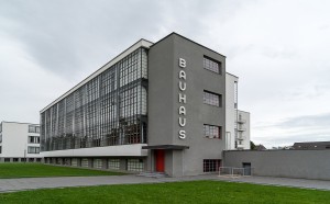 Das rekonstruierte Bauhaus-Gebäude in Dessau. Das Bauhausgebäude entstand 1925 bis 1926. © Foto Josef Höckner, München
