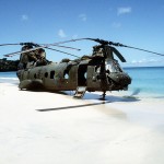US-Invasion in Grenada: Ein abgeschosser US-Marine-Corps Hubschrauber (Transport-Geschwader), am 25. Oktober 1983 während der Operation Urgent Fury auf Grenada. von SPEC. Long (source) [Public domain], via Wikimedia Commons