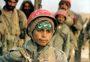 95.000 iranische Kindersoldaten wurden Opfer während des Iran-Irak-Kriegs, meist im Alter zwischen 16 und 17, einige noch jünger. See page for author [GFDL or CC BY-SA 4.0-3.0-2.5-2.0-1.0], via Wikimedia Commons