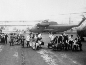 Evakuierung: Vietnamesische Flüchtlinge gehen an Bord eines US-Marine Helikopters, Tan Son Nhut Air Base in Saigon, Vietnam, 29. April 1975. von USMC [Public domain], via Wikimedia Commons