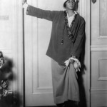 1913, Frau Denise Poiret, Mode von ihrem Mann Paul Poiret entworfen: lange, weite Bluse und Rock. By Paul Poiret [Public domain], via Wikimedia Commons