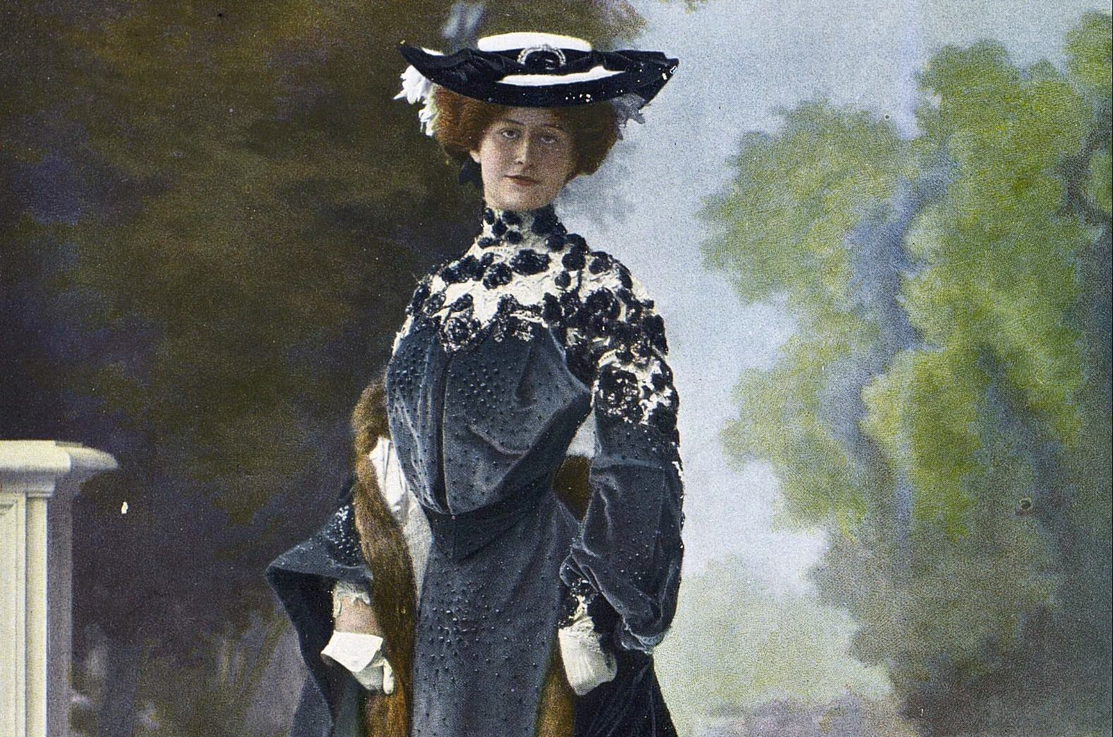 Les Modes 1902: Revue mensuelle illustrée des arts décoratifs appliqués à la femme. von Boissonas et Tapenier [Public domain], via Wikimedia Commons
