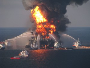Deepwater Horizon in Brand, Die Explosion der Bohrinsel Deepwater Horizon im Golf von Mexiko führt zur schlimmsten Ölkatastrophe in der Geschichte der Vereinigten Staaten. See page for author [Public domain], via Wikimedia Commons