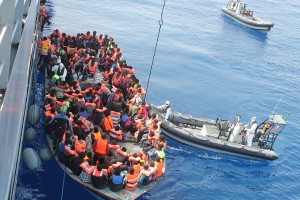 Rettung von Flüchtlingen bei der Einwanderung über das Mittelmeer in die EU durch ein Kriegsschiff. By Irish Defence Forces [CC BY 2.0], via Wikimedia Commons