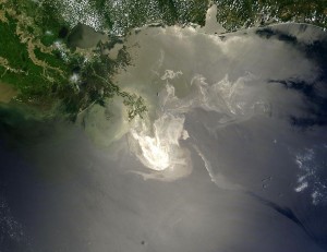 Ausmaß der Ölausbreitung im Golf von Mexiko am 24. Mai 2010 (Aufnahme der NASA). By NASA/GSFC, MODIS Rapid Response (Original image, here cropped on left and at top) [Public domain], via Wikimedia Commons