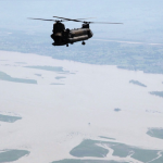 US-Helikopter im Überflug der Flutgebiete in Pakistan. By US_Army_helicopter_flies_over_a_flood-affected_area_of_Pakistan.JPG: Horace Murray, U.S. Armyderivative work: Guillaume70 [Public domain], via Wikimedia Commons
