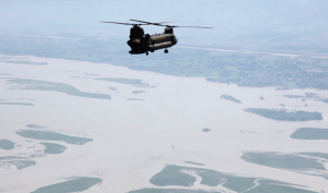 US-Helikopter im Überflug der Flutgebiete in Pakistan. By US_Army_helicopter_flies_over_a_flood-affected_area_of_Pakistan.JPG: Horace Murray, U.S. Armyderivative work: Guillaume70 [Public domain], via Wikimedia Commons