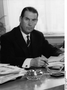 Gerhard Schröder am Schreibtisch als Bundesinnenminister 1960. Bundesarchiv, B 145 Bild-F008145-0002 / CC-BY-SA 3.0 [CC BY-SA 3.0 de], via Wikimedia Commons