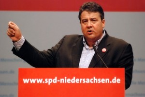Sigmar Gabriel bei der Landesvertreterversammlung der niedersächsischen SPD zur Bundestagswahl (2009). By SPD in Niedersachsen [CC BY 2.0], via Wikimedia Commons