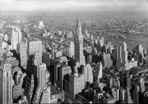 Chrysler Building, Historische Aufnahme: Blick auf das Gebäude vom Empire State Building im Jahr 1932, Samuel Gottscho [Public domain], via Wikimedia Commons