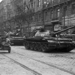 Sowjetische T-54 Panzer in Budapest am 31. Oktober 1956, FOTO:FORTEPAN / Nagy Gyula [CC BY-SA 3.0], via Wikimedia Commons