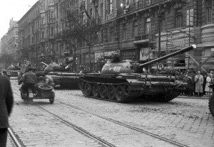 Sowjetische T-54 Panzer in Budapest am 31. Oktober 1956, FOTO:FORTEPAN / Nagy Gyula [CC BY-SA 3.0], via Wikimedia Commons