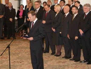 Kabinett Tusk I (2007), By Archiwum Kancelarii Prezydenta RP (www.prezydent.pl) [GFDL 1.2 or GFDL 1.2], via Wikimedia Commons