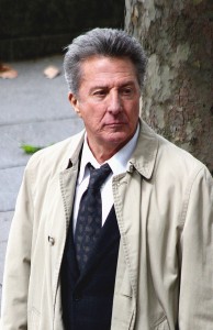 Dustin Hoffman während der Dreharbeiten zu Liebe auf den zweiten Blick in London (2008), By garryknight (revised version of Flickr) [CC BY-SA 2.0], via Wikimedia Commons