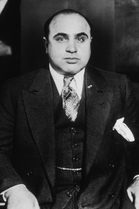 Al Capone um 1935, By Wide World Photos, Chicago Bureau (Federal Bureau of Investigation) [Public domain or Public domain], via Wikimedia Commons