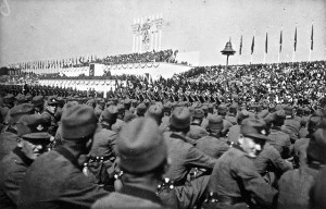Aufnahme aus der Menge wahrscheinlich beim Reichsparteitag September 1935, von Kurt Wittig (Privataufnahme) [Public domain], via Wikimedia Commons