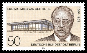 Ludwig Mies van der Rohe, Briefmarke, im Hintergrund die Neue Nationalgalerie, By Deutsche Bundespost Berlin [Public domain], via Wikimedia Commons