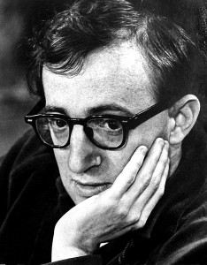 Woody Allen zu Beginn der 1970er Jahre, By Jerry Kupcinet - photographer (eBay) [CC BY-SA 3.0], via Wikimedia Commons