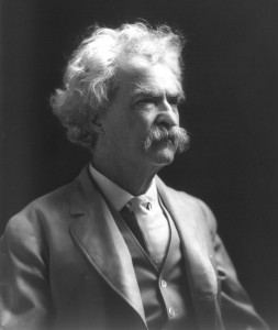 Mark Twain im Alter von 72 Jahren, See page for author [Public domain], via Wikimedia Commons