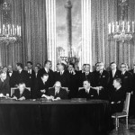 Bundeskanzler Konrad Adenauer und der französische Staatspräsident Charles de Gaulle unterzeichneten am 22.1.1963 im Pariser Elysée-Palast einen Vertrag über die deutsch-französische Zusammenarbeit, der politische Konsultationen beider Regierungen und eine verstärkte Zusammenarbeit in der Außen- und Verteidigungspolitik sowie in Erziehungs- und Jugendfragen festgelegt. Bundesarchiv, B 145 Bild-P106816 / Unknown / CC-BY-SA 3.0 [CC BY-SA 3.0 de], via Wikimedia Commons