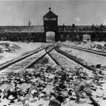 Torgebäude des KZ Auschwitz-Birkenau, Aufnahme kurz nach der Befreiung 1945. Bundesarchiv, B 285 Bild-04413 / Stanislaw Mucha / CC-BY-SA 3.0 [CC BY-SA 3.0 de], via Wikimedia Commons
