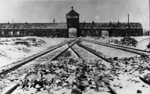 Torgebäude des KZ Auschwitz-Birkenau, Aufnahme kurz nach der Befreiung 1945. Bundesarchiv, B 285 Bild-04413 / Stanislaw Mucha / CC-BY-SA 3.0 [CC BY-SA 3.0 de], via Wikimedia Commons