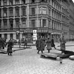 Die grossen Mai-Unruhen in Berlin (1. Mai 1929): Barrikade herangeschleppt wurden, werden von der Polizei beseitigt. Bundesarchiv, Bild 102-07707 / CC-BY-SA 3.0 [CC BY-SA 3.0 de], via Wikimedia Commons