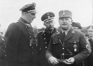 Ernst Röhm (rechts) mit Kurt Daluege und Heinrich Himmler im August 1933, Bundesarchiv, Bild 102-14886 / CC-BY-SA 3.0 [CC BY-SA 3.0 de], via Wikimedia Commons