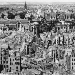 Dresden, Teilansicht des zerstörten Stadtzentrums über die Elbe nach der Neustadt. In der Bildmitte der Neumarkt und die Ruine der Frauenkirche. Bundesarchiv, Bild 146-1994-041-07 / Unknown / CC-BY-SA 3.0 [CC BY-SA 3.0 de], via Wikimedia Commons